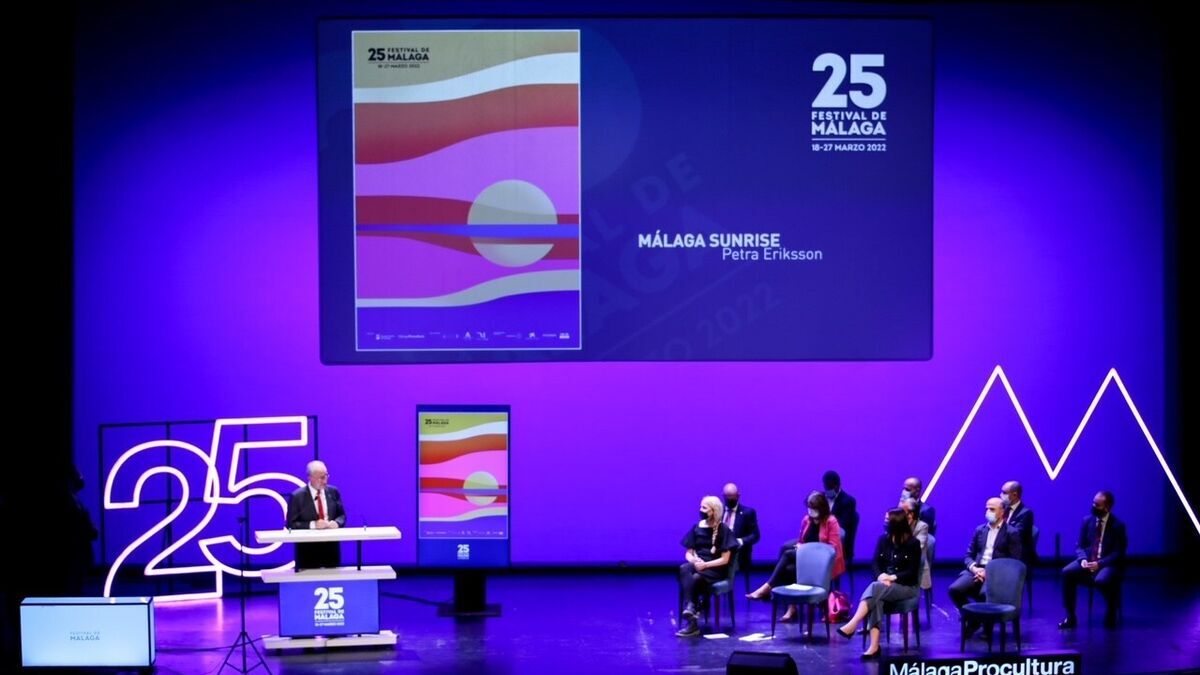 Tras dos años alejados de los estándares normales, a pocos días de colocar a la venta se acabaron las entradas del festival de Málaga 2022. Por ello, el volver a ver la alfombra roja dando la bienvenida, es una completa alegría para el arte cinematográfico español. A continuación explicaremos todo lo que debes saber de este evento especial. Lo que se espera del festival de Málaga 2022 Para esta edición se inscribieron un total de 1949 películas, de los cuales mediante un proceso de selección solo quedaron 185 títulos. Dichas películas, serán distribuidas para su presentación en las diferentes secciones dispuestas en este certamen. Entre las secciones principales podemos mencionar a la famosa sección "oficial" del concurso, la cual contará con 21 películas a presentar. Entre las películas que se pueden mencionar están: Código Emperador, Llenos de gracia, Alcarrás, Canallas, La maniobra de la tortuga, entre otros. Otra sección que se espera robe la atención del público en general es la "Zonazine", un apartado con narrativas y "sentido autoral" muy novedosas. Entre las películas que se van a presentar están: Dúo, Una película póstuma, Libelulas, Isosceles, Tiempos futuros, mostro, Al Oriente, entre otros. Es de mencionar, que en este festival de Málaga 2022, se estará estrenando una nueva sección que llevara por nombre "+Málaga, premieres internacionales". Entre las películas que se presentarán están: Un nuevo mundo, Aquí me rio yo, Las cartas de amor no existen, Promesas en París, entre otros. Fecha y número de entradas del festival de Málaga 2022 Para este evento cinematográfico se habían dispuesto un total de 2000 entradas a disposición, todo un hito para dar un nuevo inicio a este festival. Por ello, no fue sorpresa para muchos que en menos de 24 horas se habían logrado vender todas las entradas. El 25 festival de Málaga se llevará a cabo entre los días 18 al 27 de marzo, con algunas novedades con respecto a su presentación. Esto es debido a que el estreno inaugural será en el pabellón Martín Carpena, mientras que los demás días será en el teatro Cervantes.